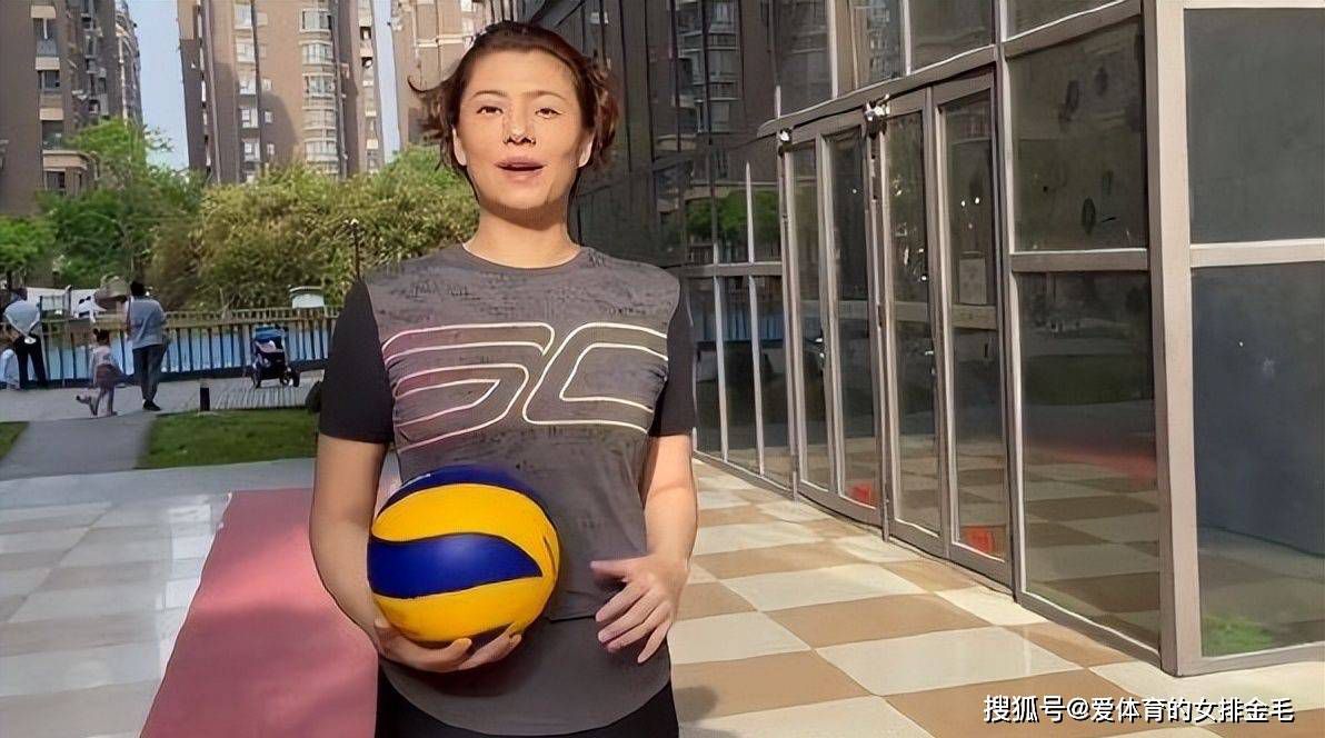 姜文冬眠七年以后的又一力作，由四个布满魔幻实际主义气概的小故事构成。1976年，南部一个边远的小山村，李东方（房祖名 饰）的母亲由于一双鞋子疯失落，成为疯妈（周韵 饰），整天疯疯颠癫，一天，李东方无意发现疯妈发狂的本相……1976年，一所年夜学里，晚上在操场放片子，有五个女人宣称被人“摸屁股”，梁教员（黄秋生 饰）鬼使神差成为嫌疑犯，有人起头在黑暗帮他洗脱嫌疑……1976年，老唐（姜文 饰）和唐妻（孔镱珊 饰）下放到李东方地点的小山村。老唐每天和村里的孩子们一路上山狩猎，逍远安闲，唐妻备受萧瑟之下，筹办寻觅本身新的糊口……1958年，新疆，两个骑骆驼的女人，唐妻和身怀六甲的疯妈，并肩而行，迎接她们的，是两段判然不同的命运……若干年后的纠葛，从茫茫沙漠上的相遇起头，早已溟溟注定。